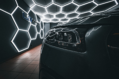 Detail světlometu a přední části Mercedes-Benz z realizace celopolepu PPF.