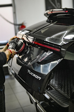 Strojní leštění zadních dveří vozu Hyundai Tucson N Line.