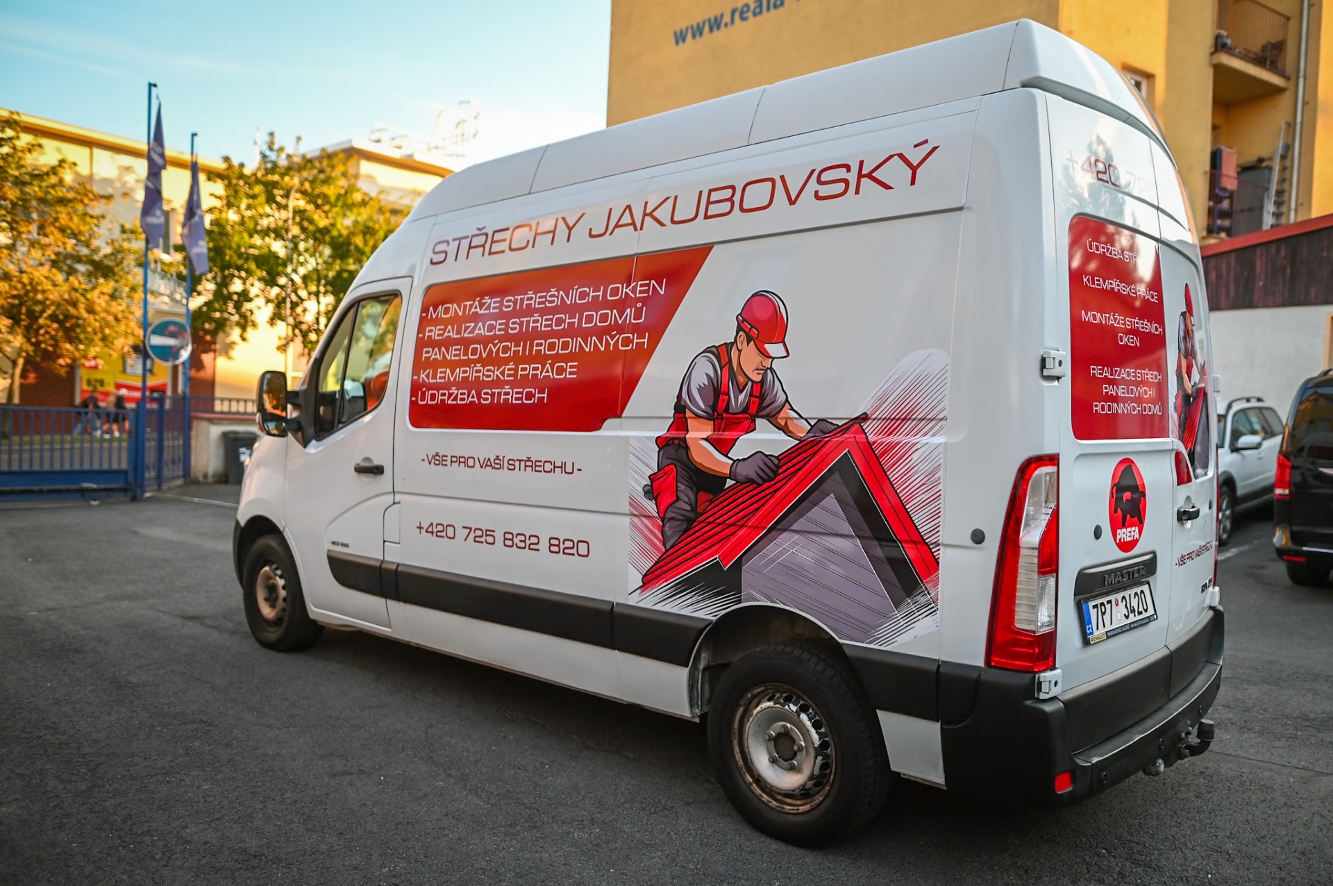 Reklamní polep Renaultu Master pro Střechy Jakubovský – boční a zadní pohled.