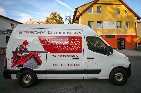 Boční pohled na Renault Master s reklamním polepem Střechy Jakubovský.