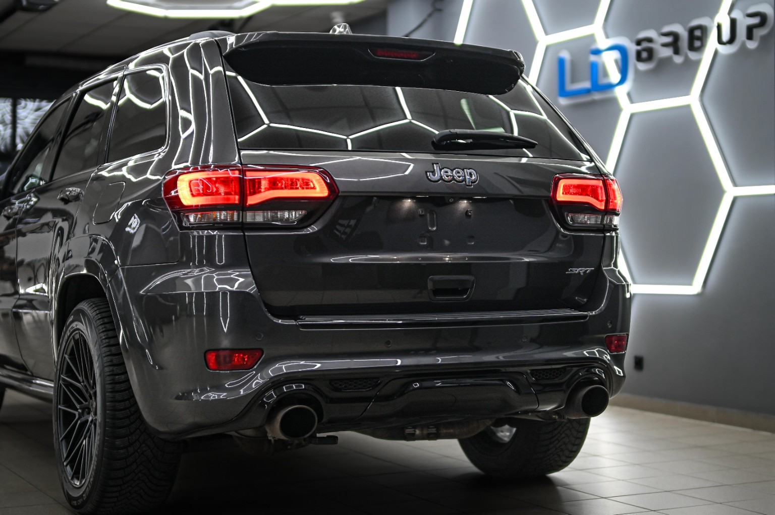 Zadní část Jeepu Grand Cherokee SRT po vícekrokovém leštění a keramické ochraně na tři roky.