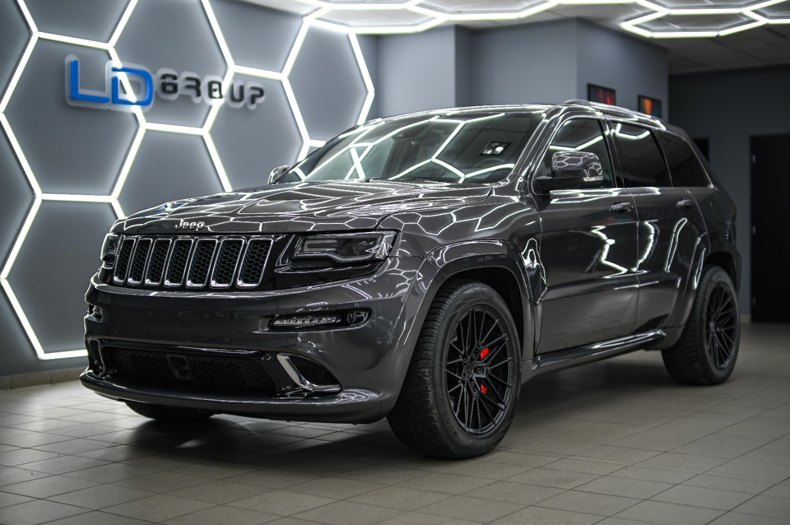 Jeep Grand Cherokee SRT po vícekrokovém leštění laku a aplikaci keramické ochrany na tři roky ve studiu LD Group v Chebu.