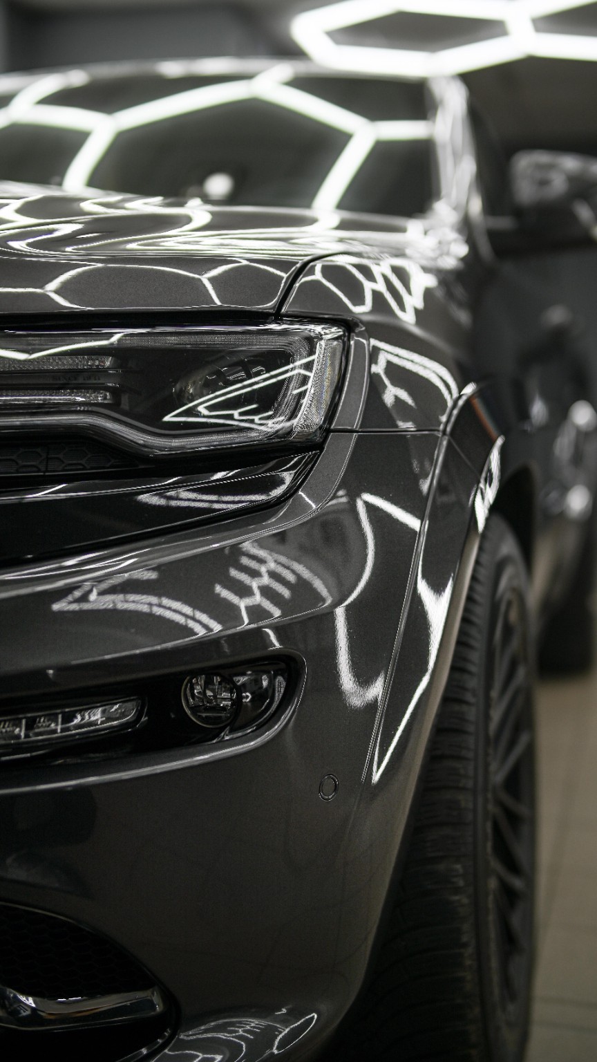 Detail předního blatníku a lesku laku Jeepu Grand Cherokee SRT po leštění a keramické ochraně.