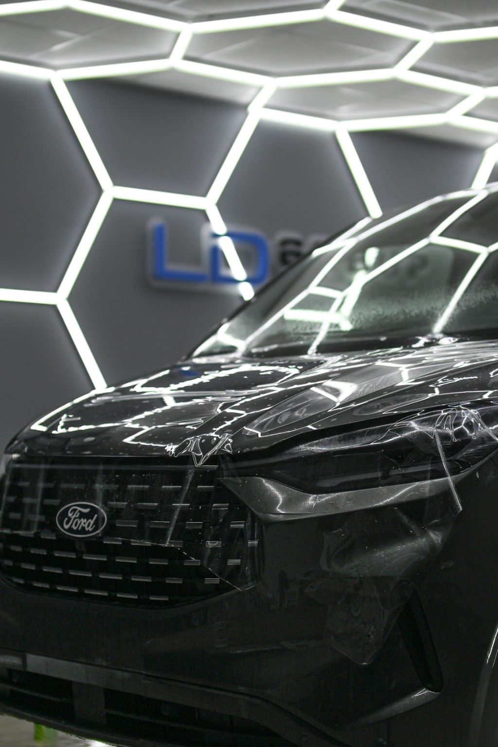 Průběh aplikace čiré PPF fólie GSWF Ultimate na přední část Fordu Tourneo Custom.