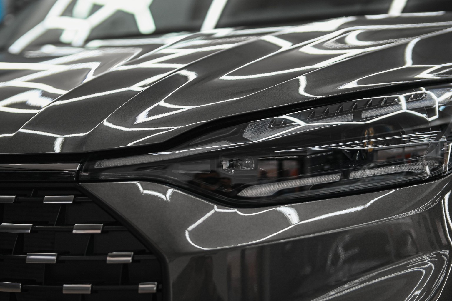 Detail předního světlometu a karoserie Fordu Tourneo Custom po dokončení celopolepu GSWF Ultimate.